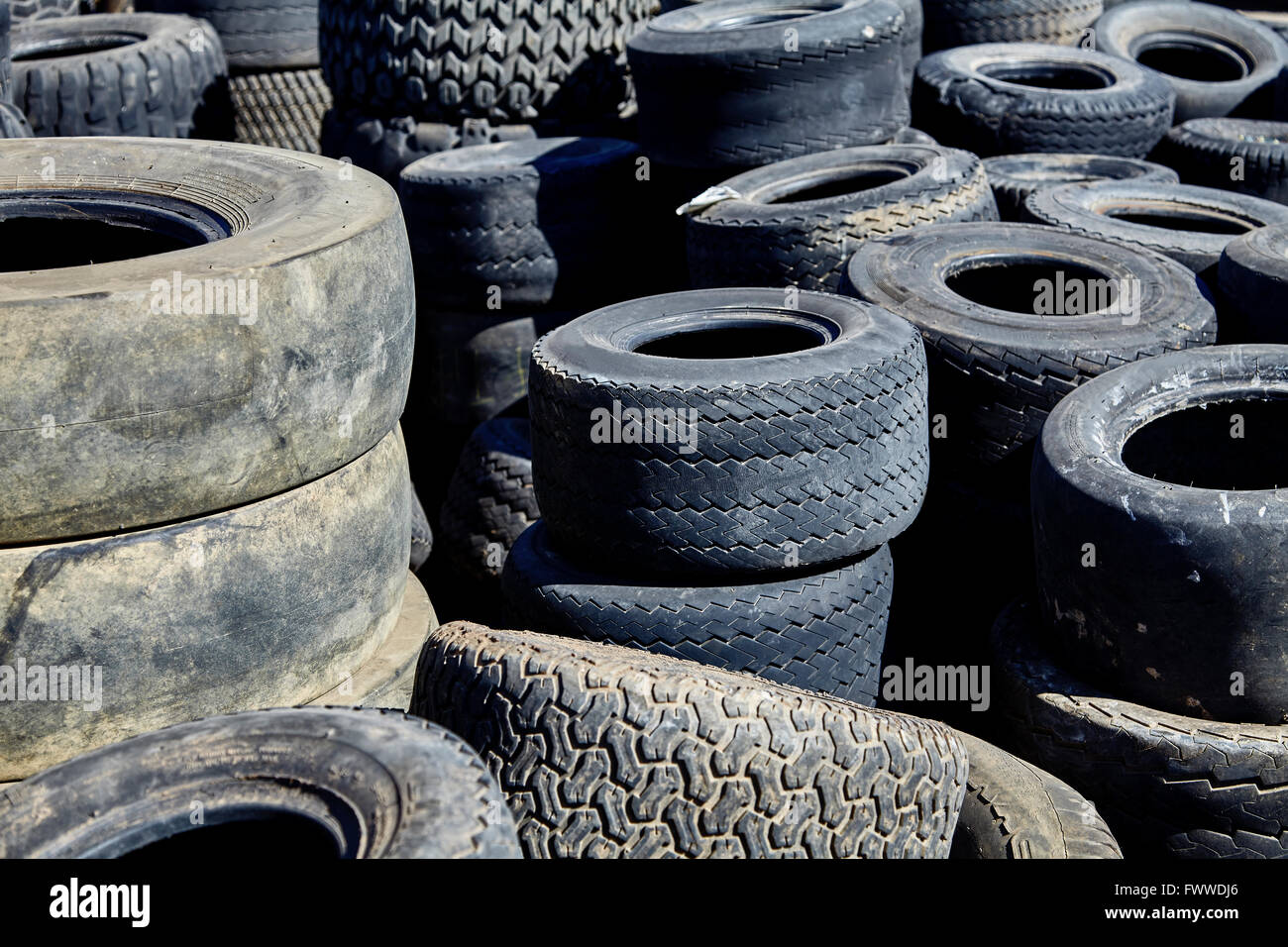 Automobil- und Reifen getragen beschädigte für Abfallwirtschaft Industrie Entsorgung recycling Stockfoto