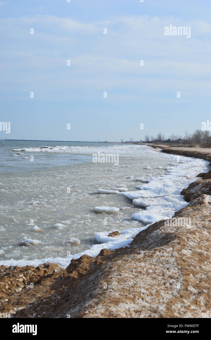 Ein Blick auf die Küste des Lake Huron im zeitigen Frühjahr als Schnee und Eis zu schmelzen beginnen Stockfoto
