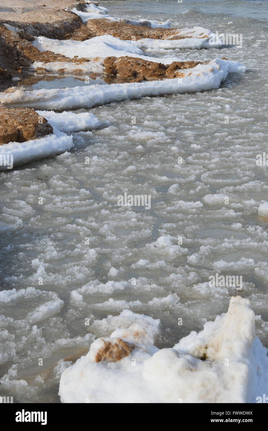 Einen schönen Blick auf den schmelzenden Schnee und Eis auf der Küste des Lake Huron im zeitigen Frühjahr Stockfoto