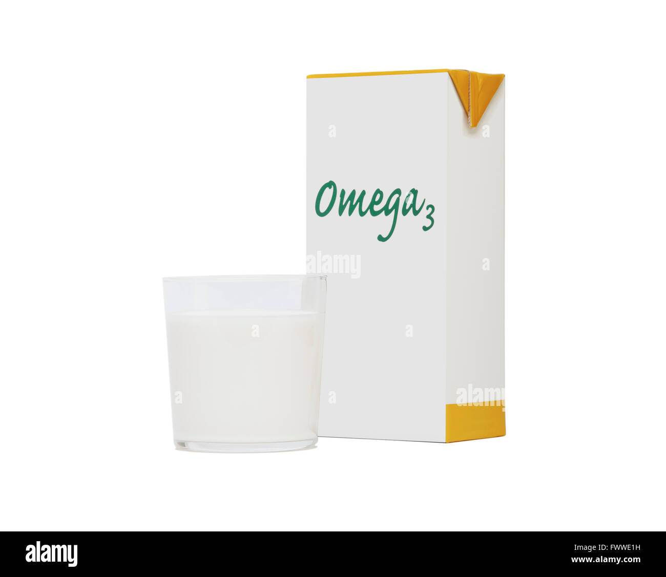 Glas Milch und Omega-3 pack isoliert auf weiss. Horizontale Stockfoto