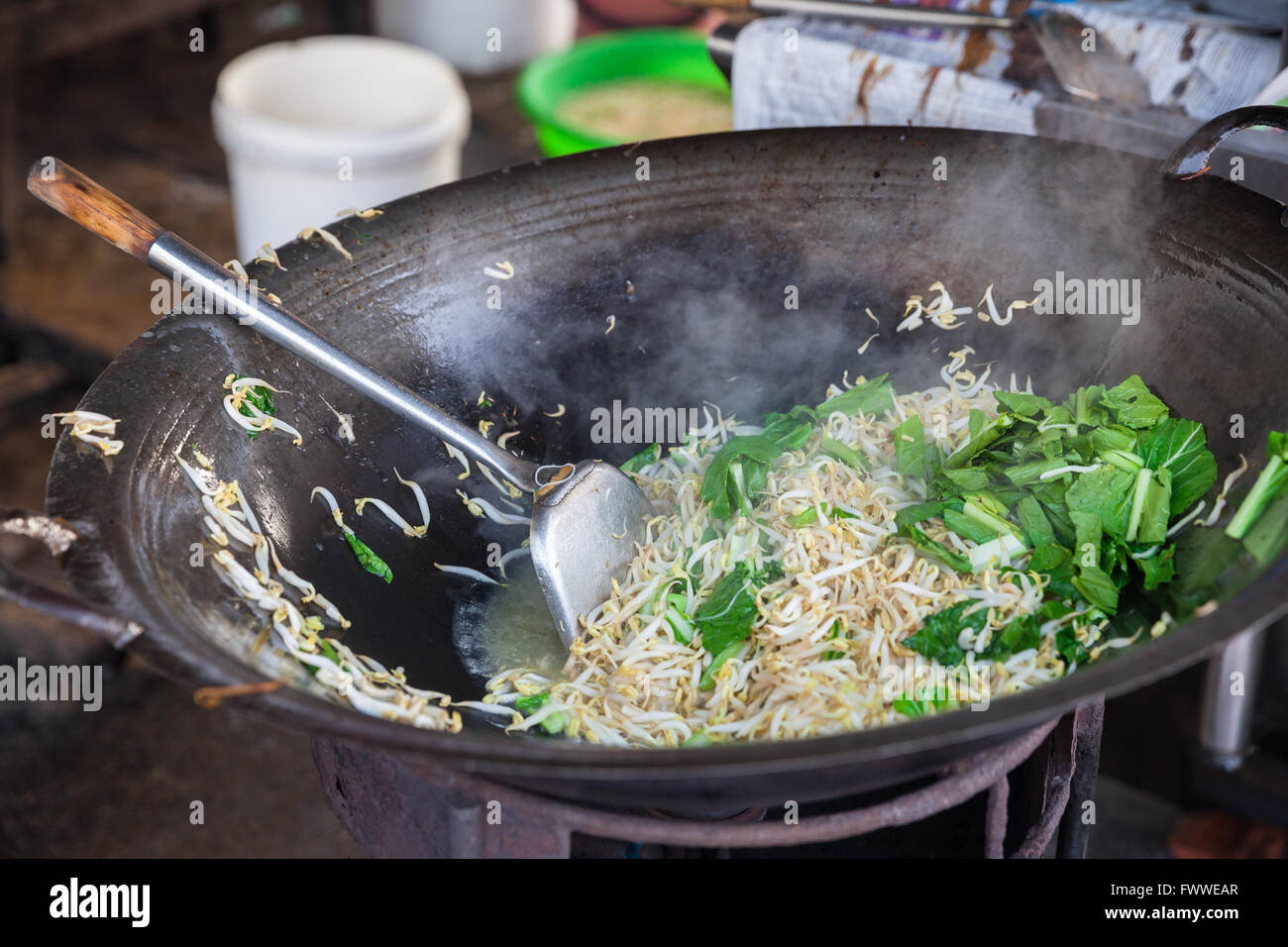 Sojasprossen im Wok. George Town, Penang, Malaysia. Stockfoto
