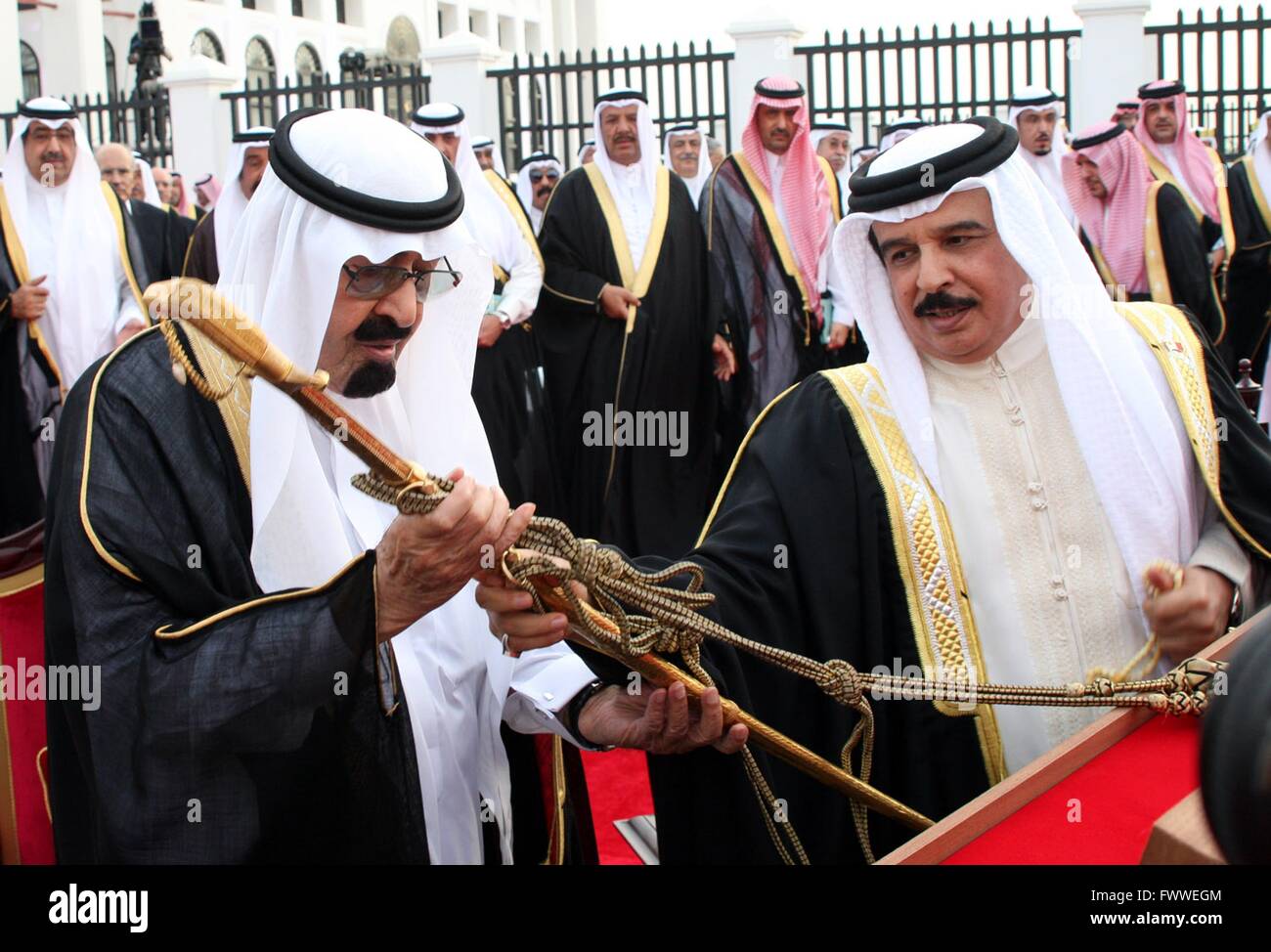 König Hamad bin Isa Al Khalifa von Bahrain präsentiert das renommierte Schwert von Al-Imam Turki bin links Abdullah Al Saud, bekannt als Al Ajrab Schwert von König Abdullah Al Saud von Saudi-Arabien, während einer Zeremonie im Palazzo Sakhir 18. April 2010 in Sakhir, Bahrain. Stockfoto