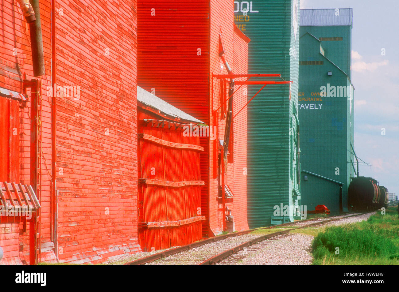 Prairie Getreidesilos und Bahngleis, Stavely, Alberta, Kanada Stockfoto