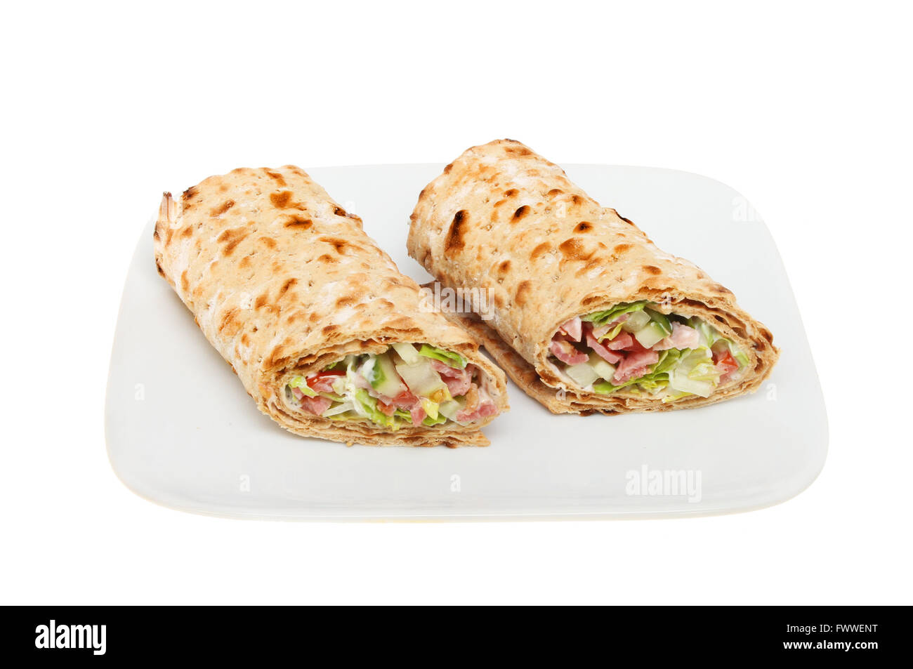 Zwei Speck, Salat und Tomate Brown Brot Sandwich umschließt auf einer Platte isoliert gegen weiß Stockfoto