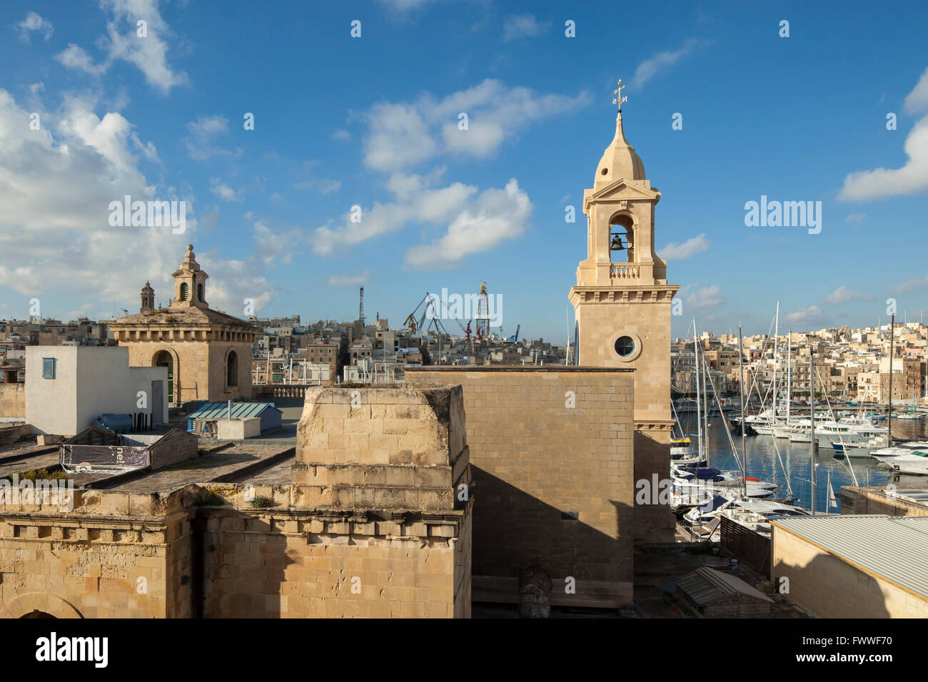 Sonniger Tag in Birgu, Malta. Valletta in der Ferne. Stockfoto