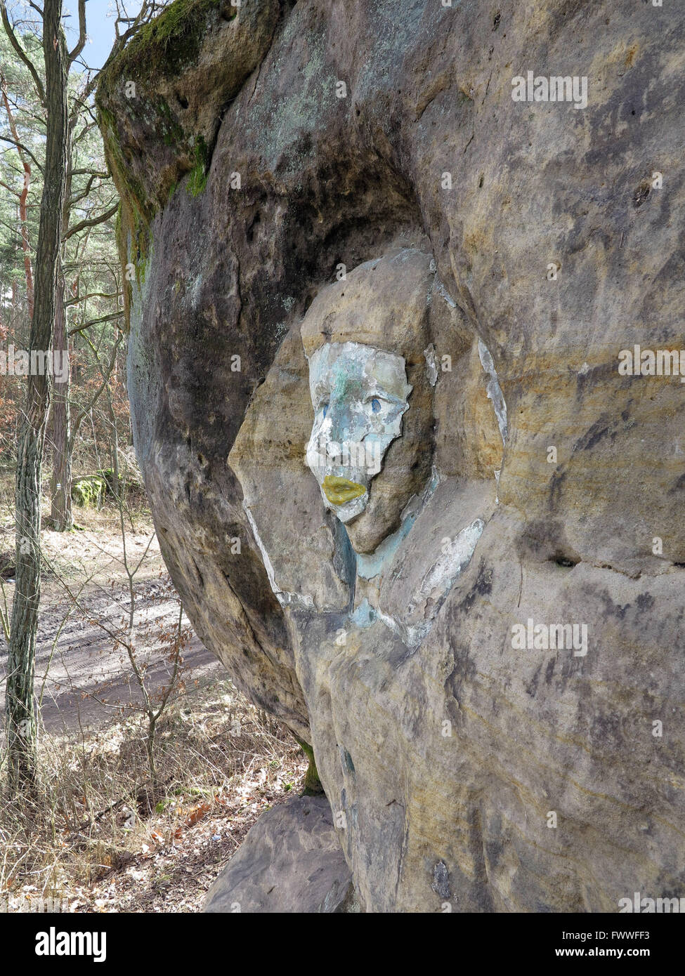 Stein Relief - das Gesicht der Sphinx - in die Sandsteinfelsen gehauen Stockfoto