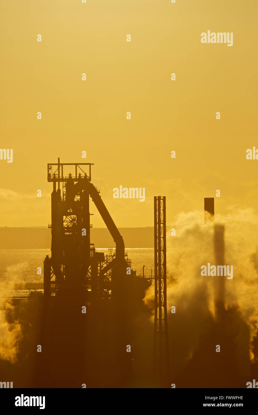Tata Steel funktioniert, Port Talbot, South Wales, UK. Sonne Verbundpflaster über Tata Steel funktioniert, Port Talbot. Stockfoto