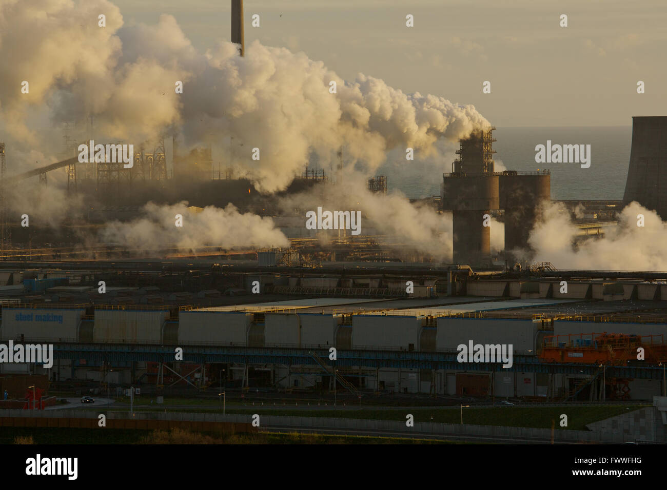 Tata Steel funktioniert, Port Talbot, South Wales, UK. Sonne Verbundpflaster über Tata Steel funktioniert, Port Talbot. Stockfoto