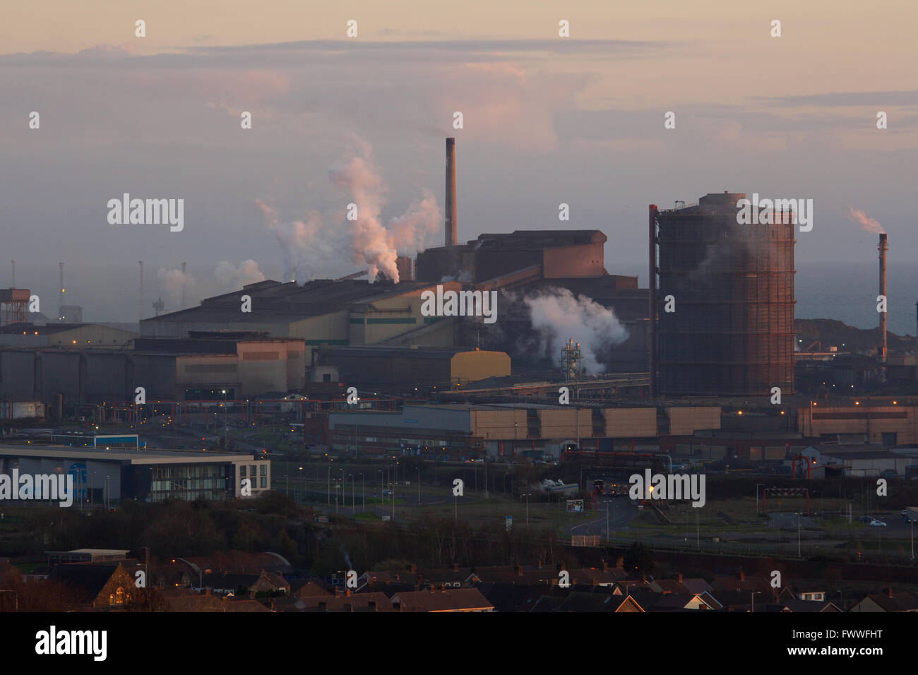 Tata Steel funktioniert, Port Talbot, South Wales, UK. Sonne Verbundpflaster über Tata Steel funktioniert, Port Talbot. Stockfoto