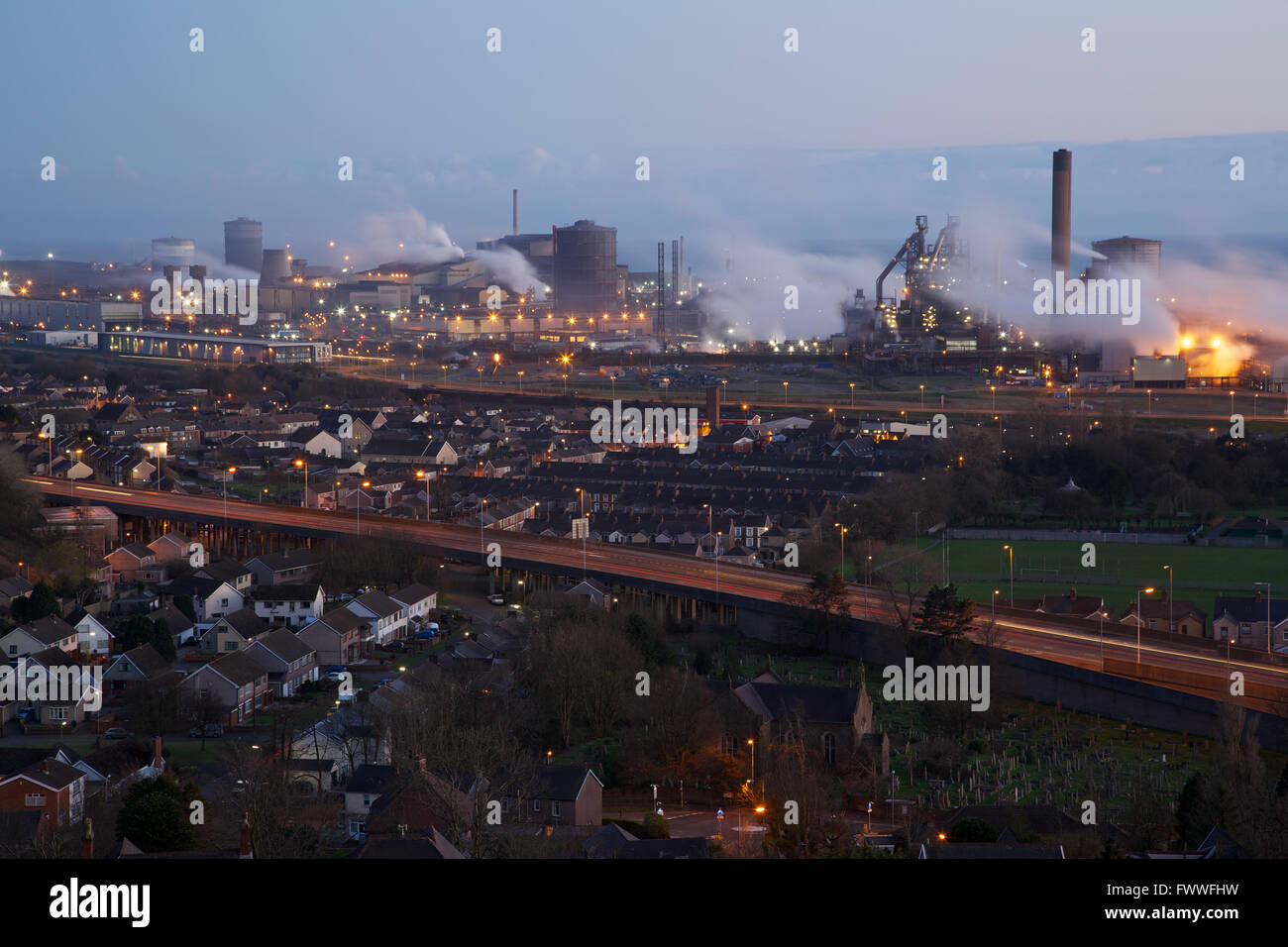 Tata Steel funktioniert, Port Talbot, South Wales, UK. Sonne Verbundpflaster über Tata Steel funktioniert, Port Talbot. Stockfoto