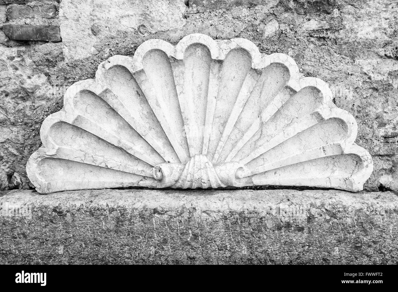 Dekorative Schale geschnitzt im klassischen Stil aus weißem Marmor. Stockfoto