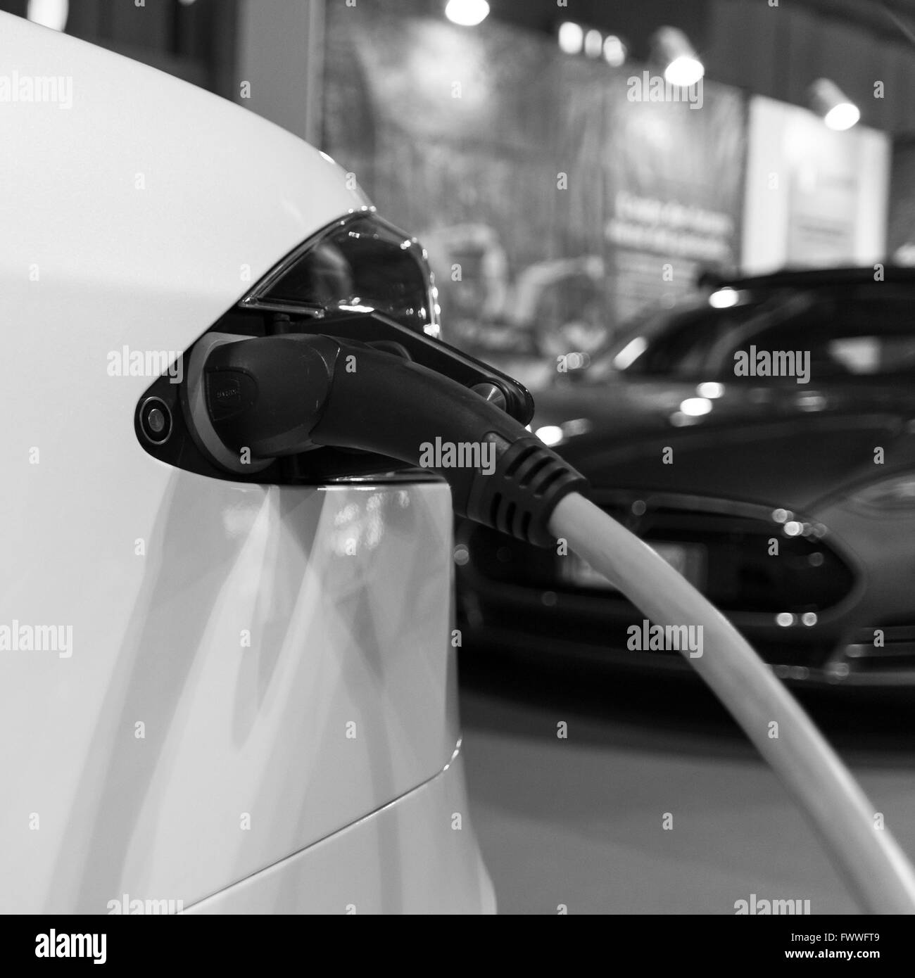 Detail der Steckdose eines Elektroautos bei der Versorgung mit elektrischer Energie. Stockfoto