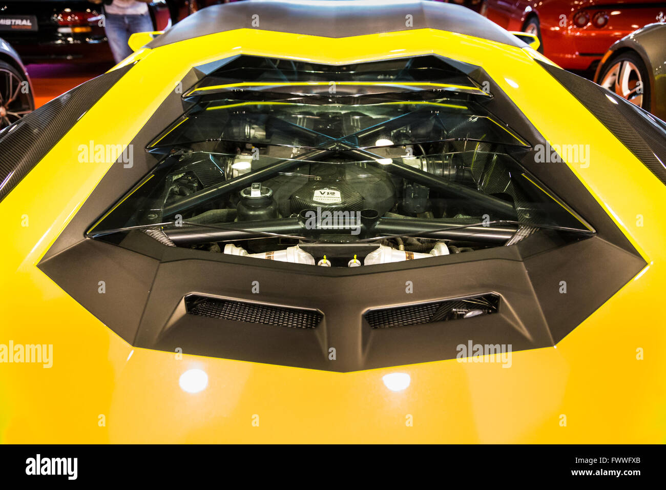 Transparente Heckscheibe mit Heckmotor Blick auf einen gelben Sportwagen. Stockfoto