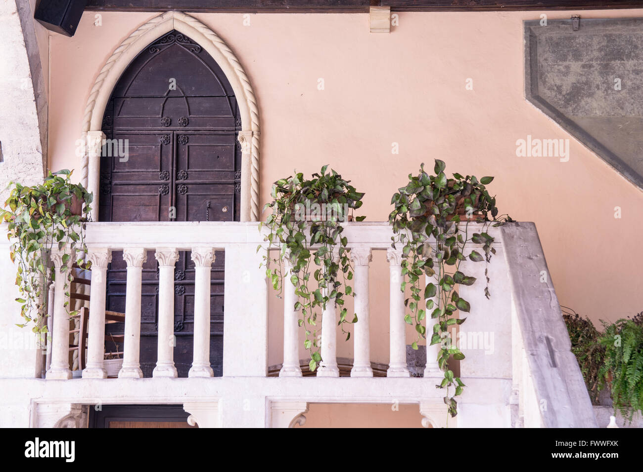 Balkon und Haustür Seite der mittelalterlichen Gerichtsgebäude in Soave, Italien. Stockfoto