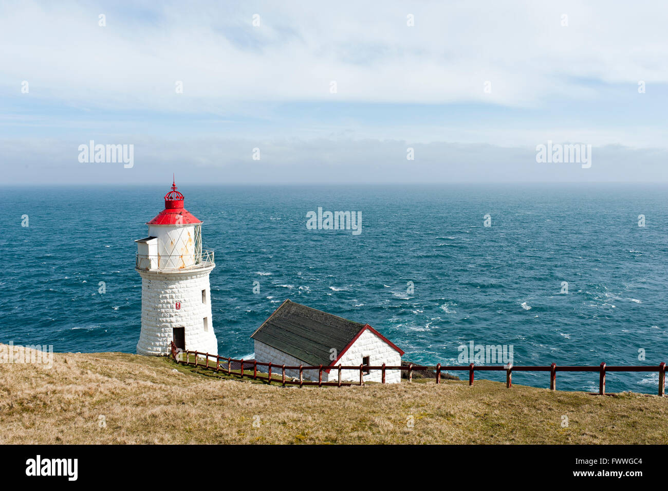 Nolsoy Leuchtturm am Cape Øknastangi, Färöer Inseln, Føroyar, Atlantik, Dänemark Stockfoto