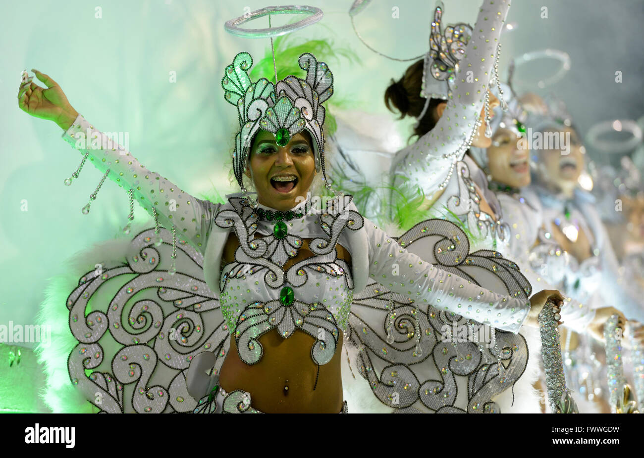 Samba-Tänzer auf eine allegorische Schwimmer, Parade der Samba-Schule Acadêmicos tun Grande Rio, Karneval 2016 in die Sambodromo Stockfoto