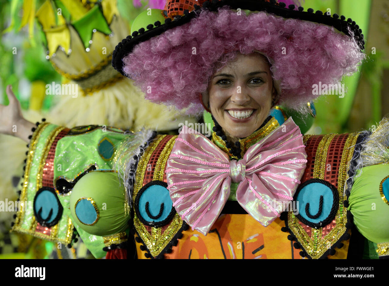 Samba-Tänzerin in einem bunten Kostüm, Parade der Samba-Schule in Leopoldinense Karneval 2016 in die Sambodromo Stockfoto