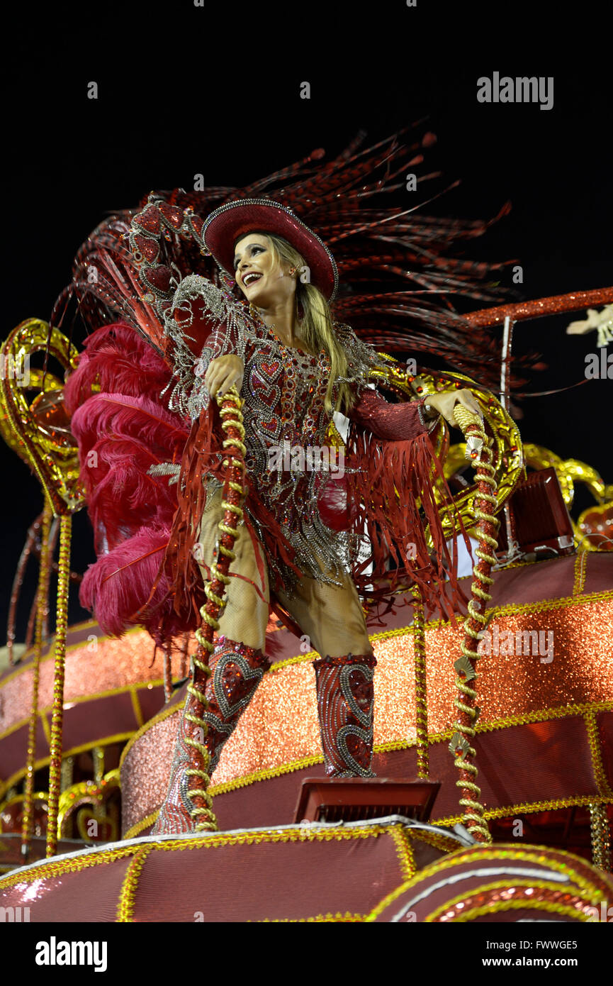 Samba-Tänzer auf eine allegorische Float, Parade der Samba-Schule in Leopoldinense Karneval 2016 in die Sambodromo Stockfoto