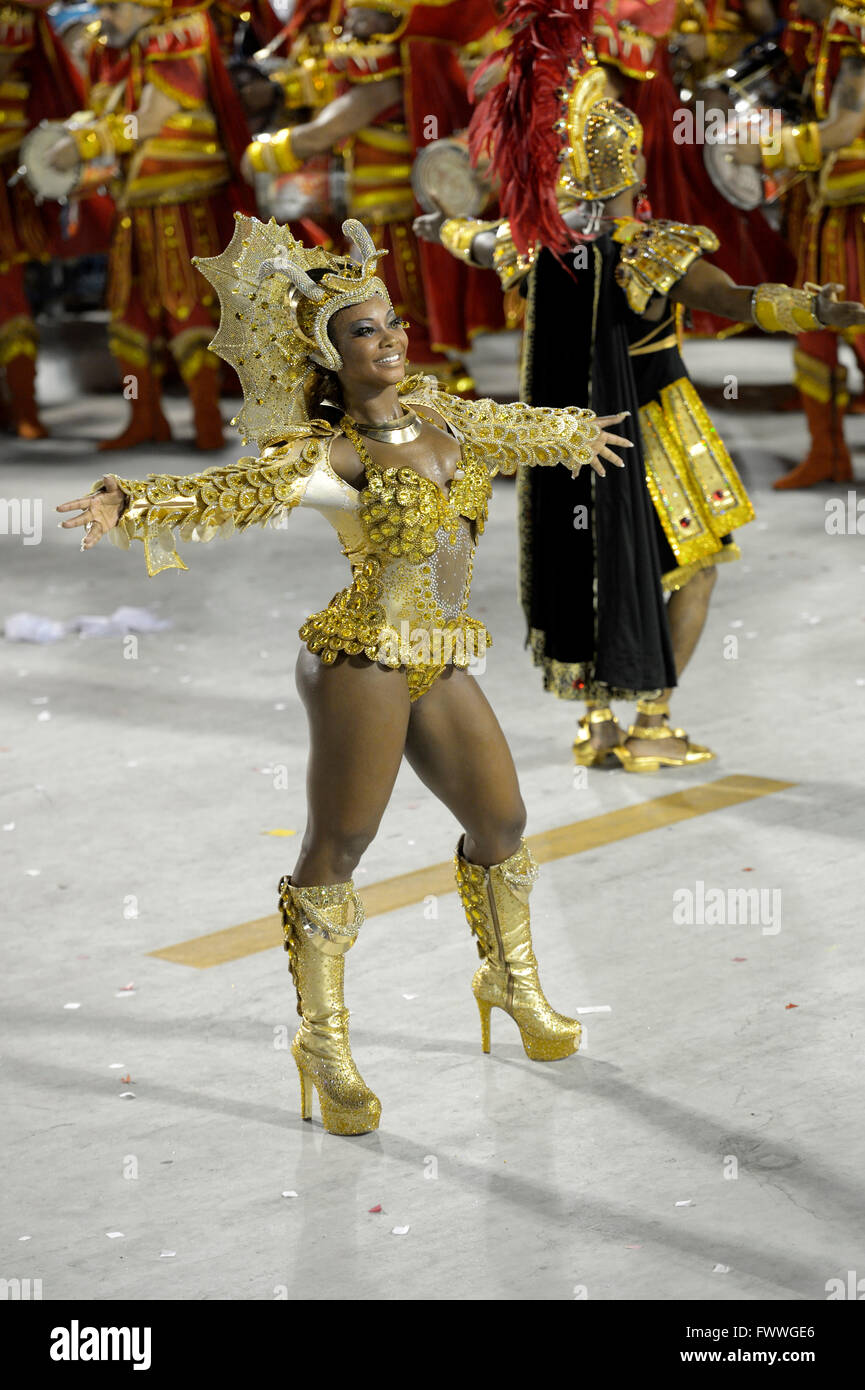 Samba Tänzer Luana Bandeira, Königin der Samba-Tanzgruppe, Rainha da Bateria, Parade der Sambaschule Estacio de Sá Stockfoto