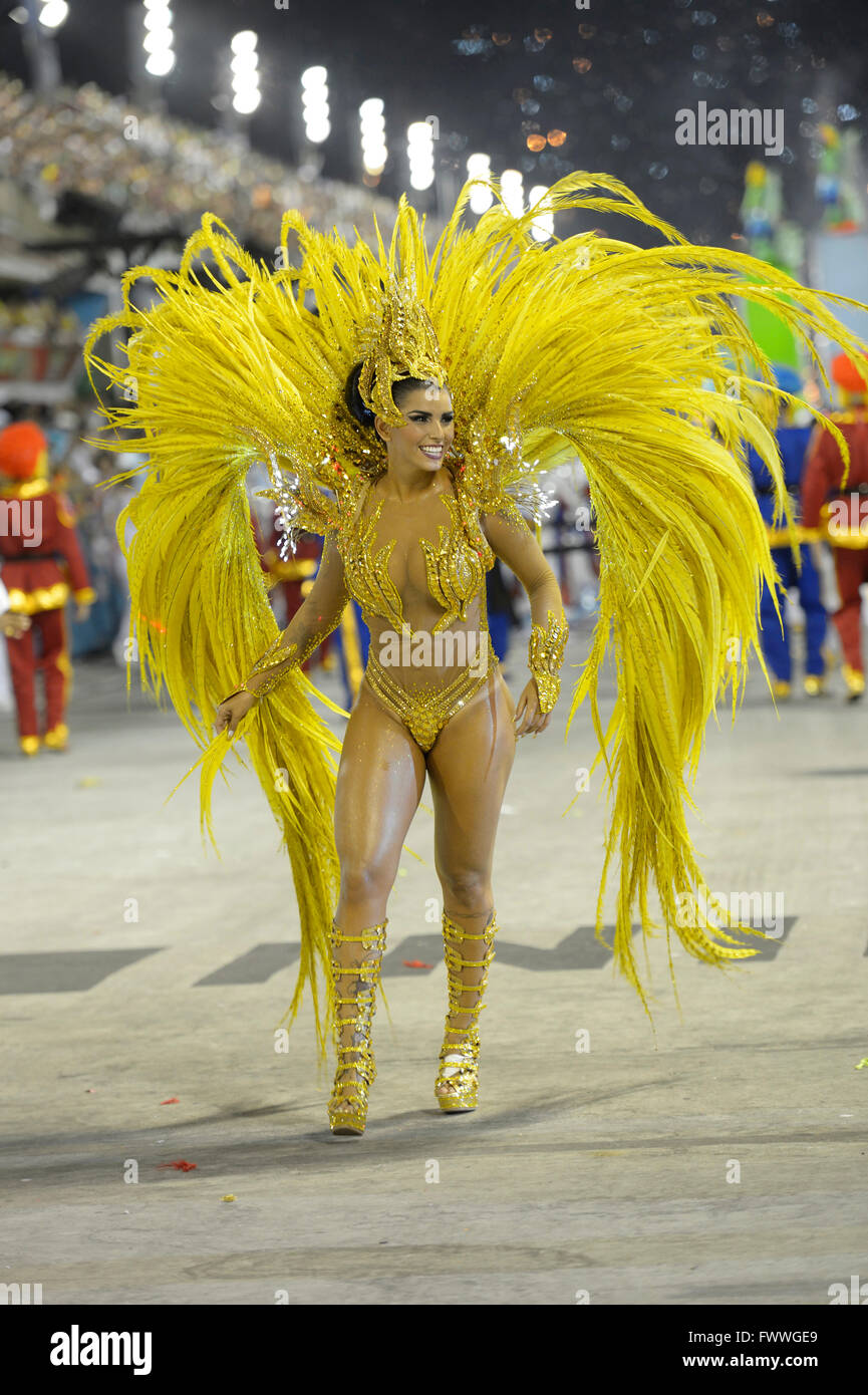 Samba-Tänzerin und Model Bianca Leao, Königin der Samba-Gruppe, Rainha da Bateria, Parade der Sambaschule Uniao da Ilha Stockfoto