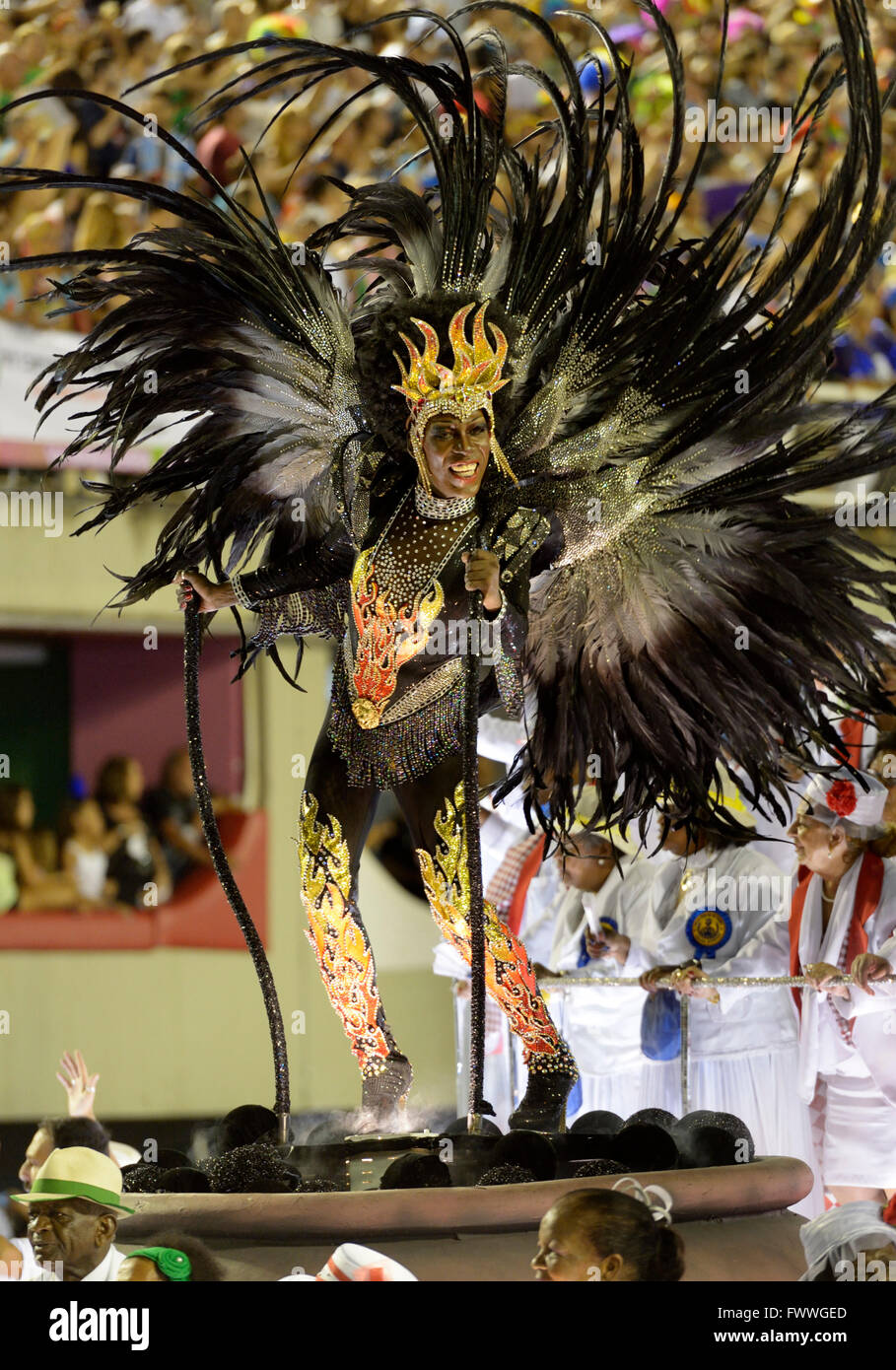 Samba-Tänzer auf eine allegorische Float, gekleidet wie ein Dämon, Parade der Samba Schule Estacio de Sá Stockfoto
