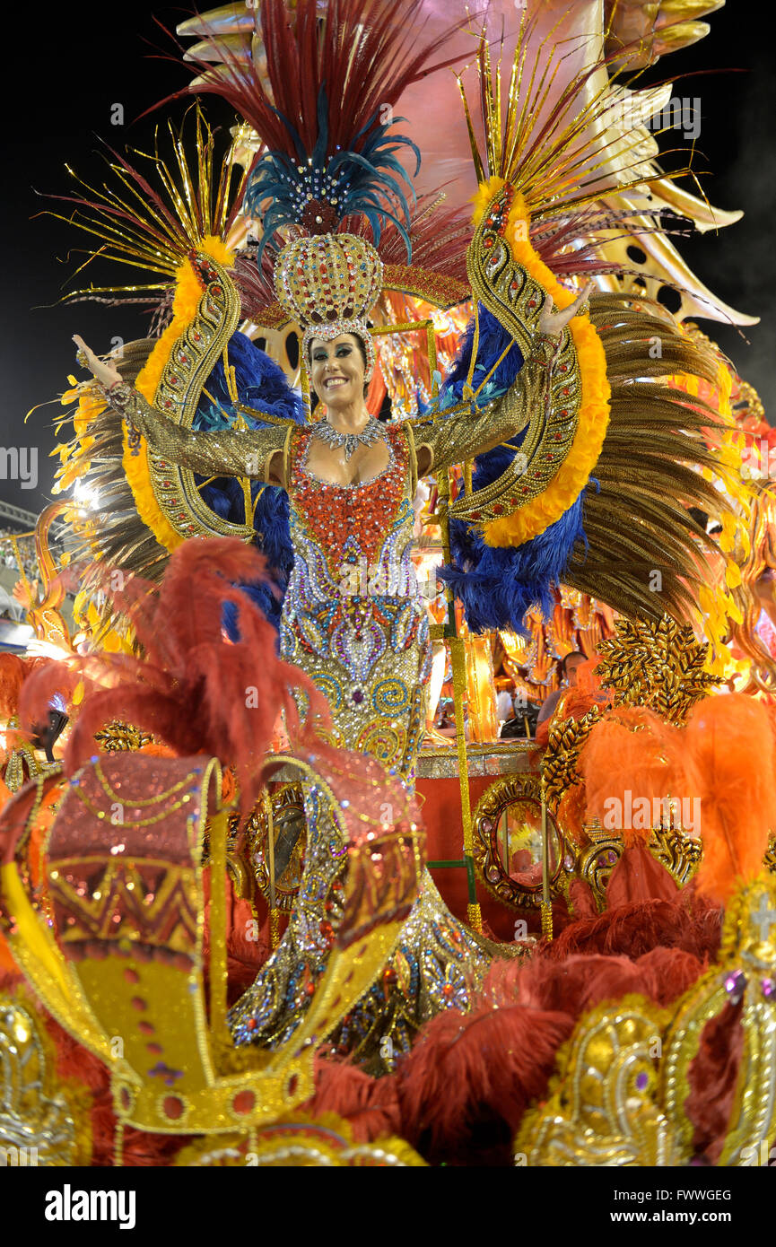 Samba-Tänzer mit einem reich verzierten Kostüm auf eine allegorische Float, Parade der Sambaschule Beija Flor de Nilópolis Stockfoto