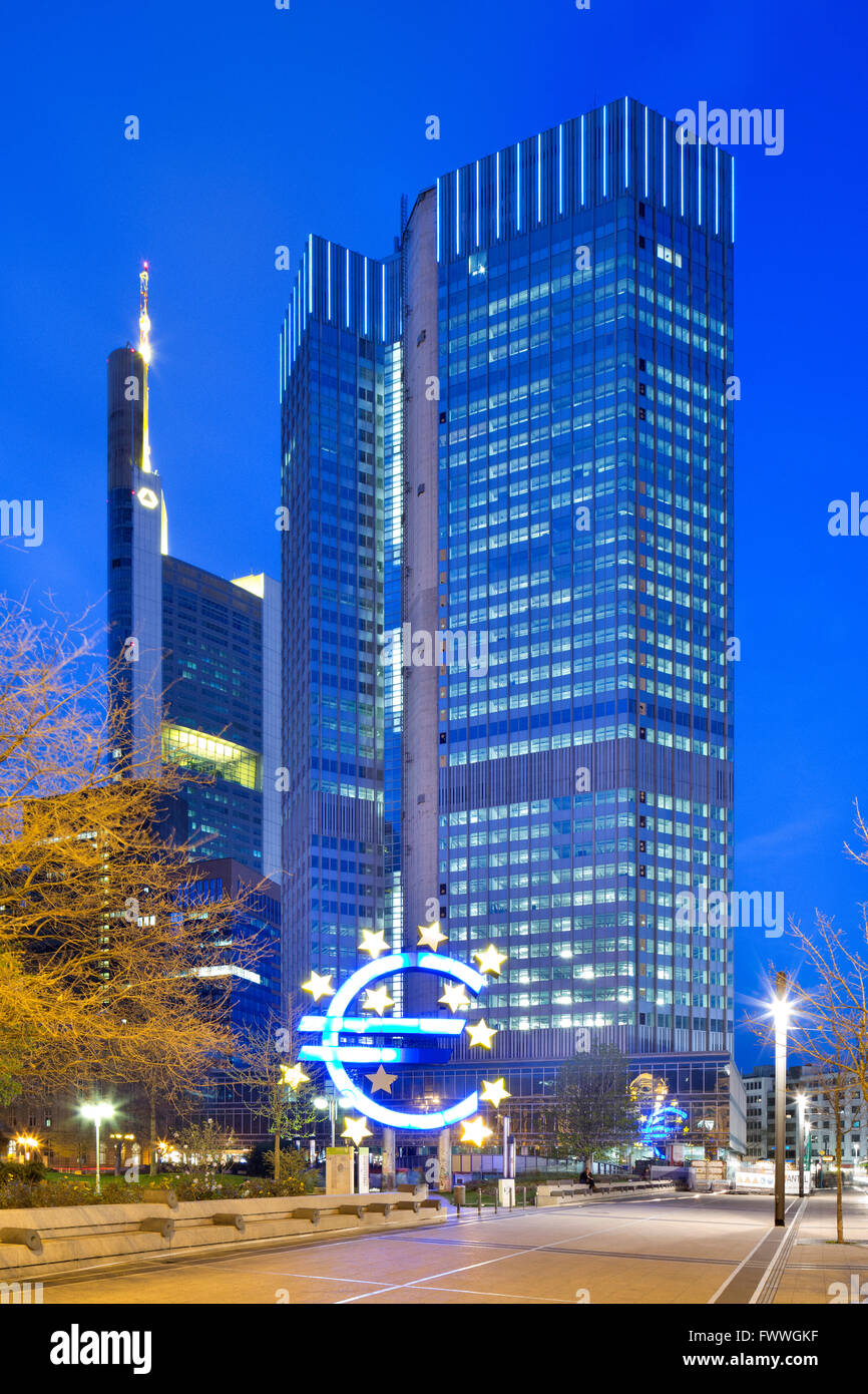 Eurotower Büroturm bei Dämmerung, Frankfurt am Main, Hessen, Deutschland Stockfoto