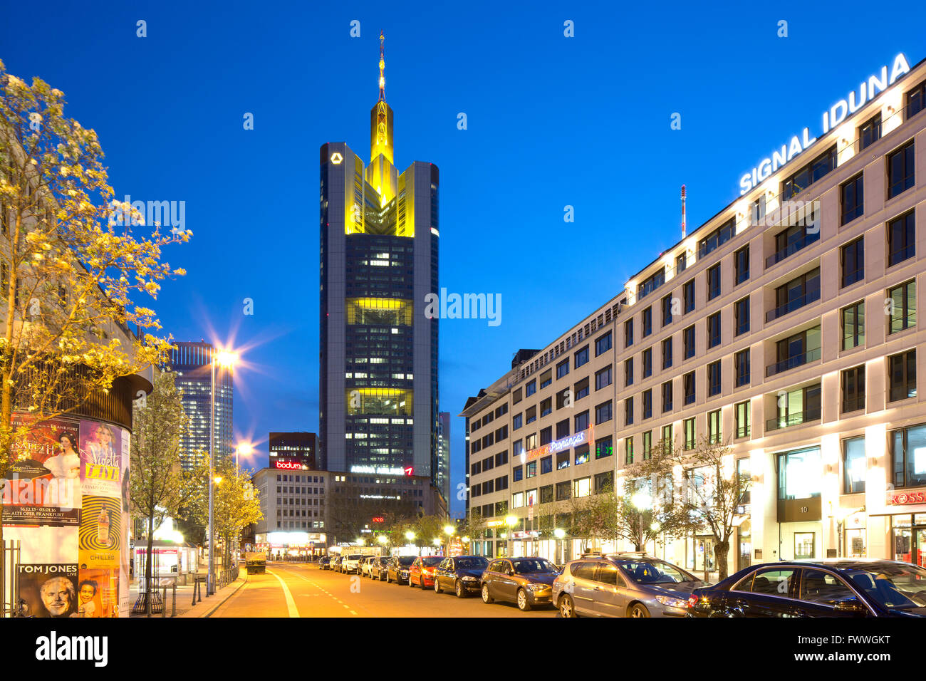 Commerzbank-Hochhaus oder Commerzbank-Tower in der Abenddämmerung, Architekten Foster and Partners, Frankfurt am Main, Hessen, Deutschland Stockfoto