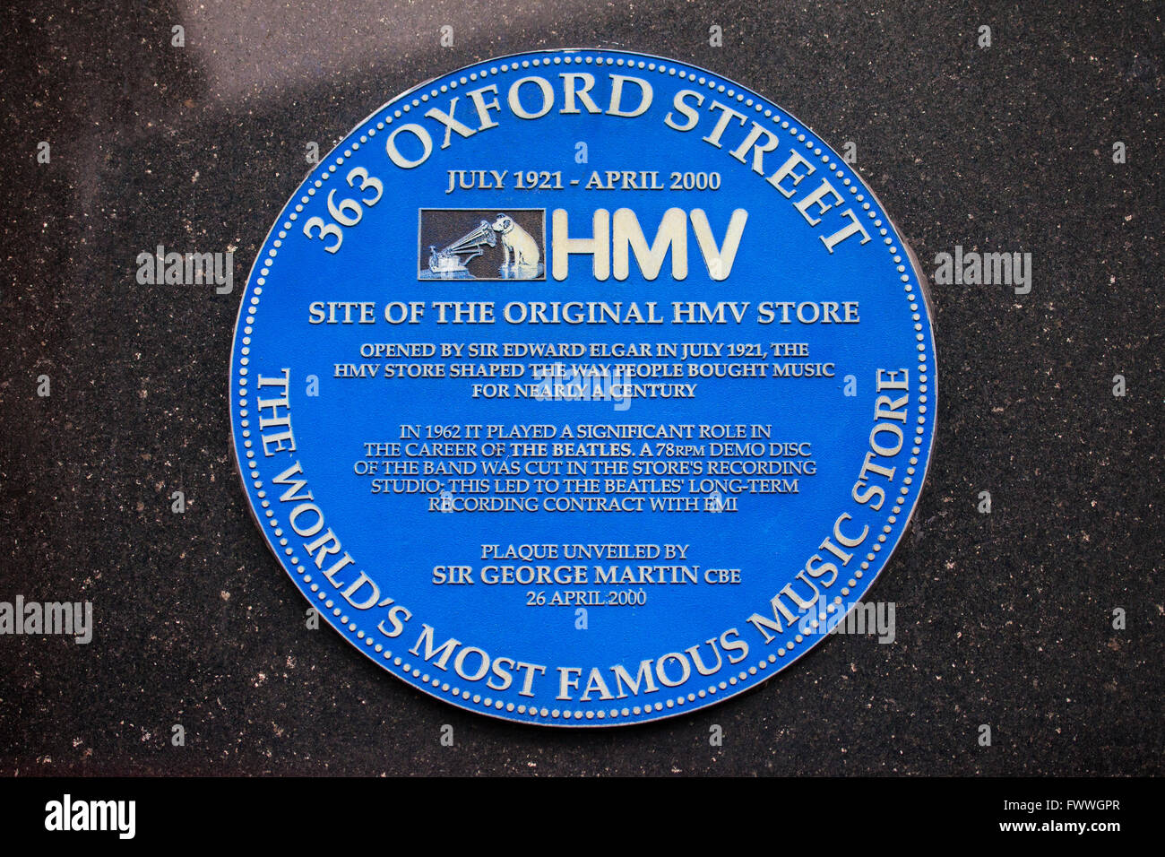 Eine blaue Plakette, die Kennzeichnung der Stelle der ursprünglichen HMV Music Store auf der Oxford Street in London, England. Stockfoto