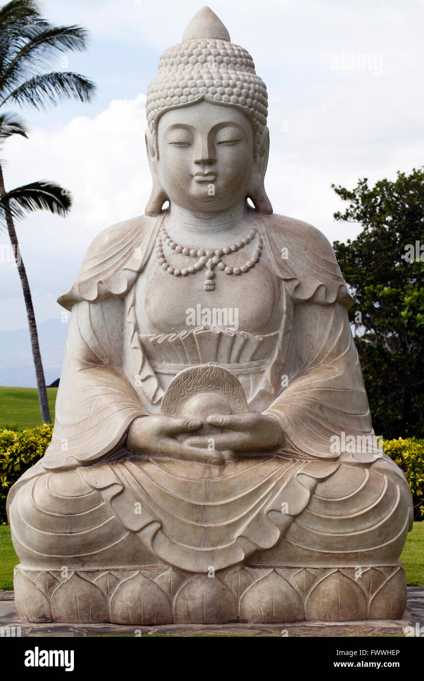 Weißer Marmor Buddha-Statue im freien Hawaii sitzen Stockfoto