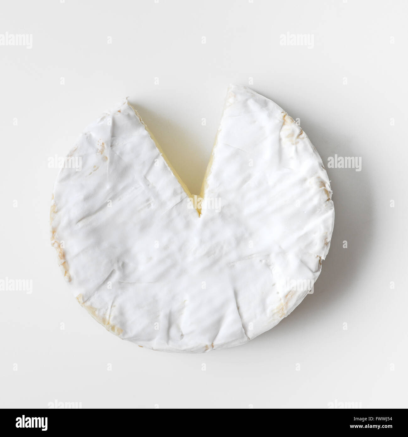 Camembert Käse isoliert auf weiss Stockfoto