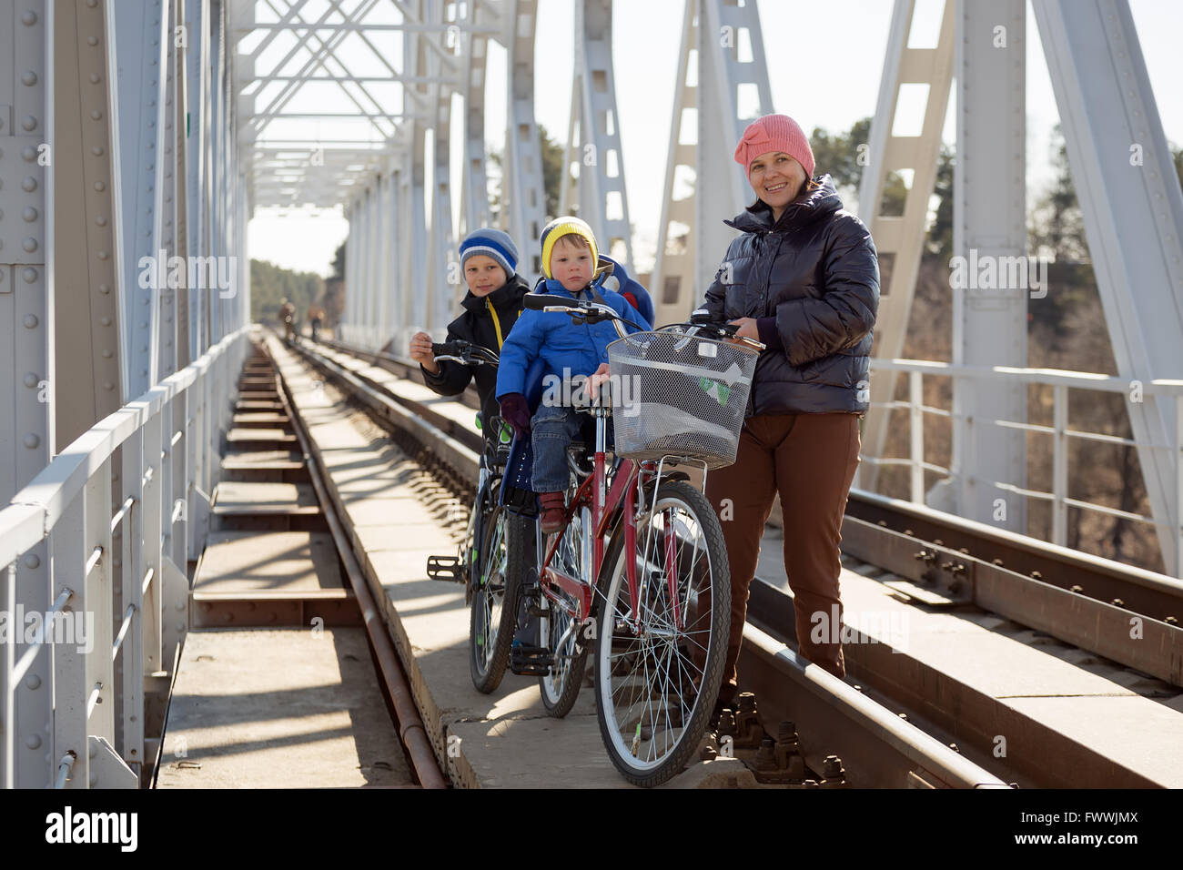 eine Familie von 4, mit dem Fahrrad Stockfoto