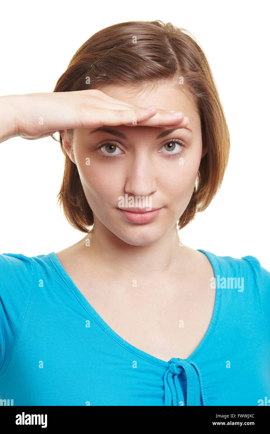 Attraktive Frau, Blick in die Ferne mit der Hand über die Augen Stockfoto