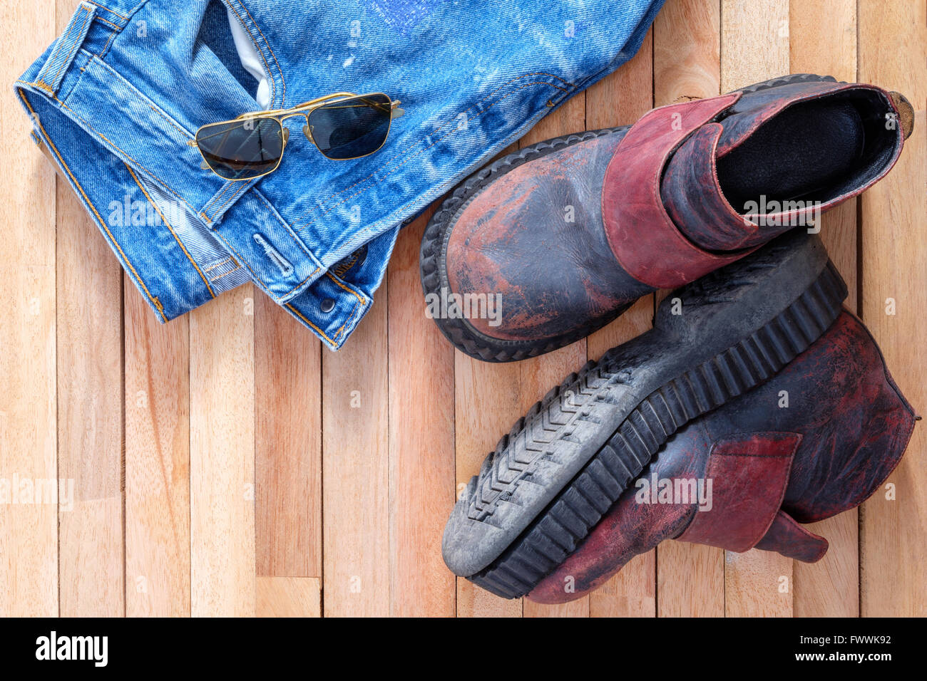 Jeans und Stiefeln, Pilotenbrille auf Holz Stockfoto