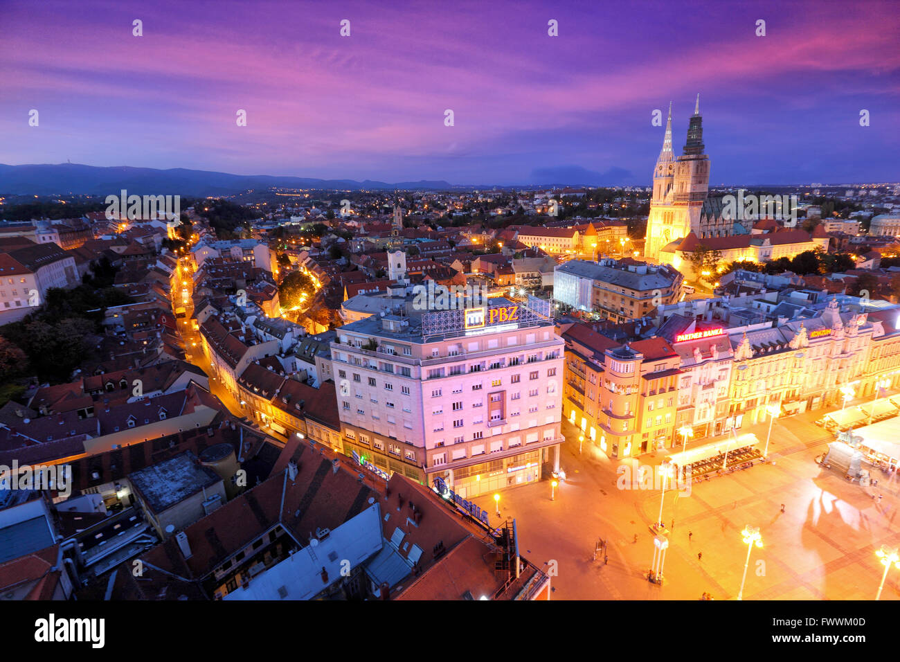 Zagreb Nacht Skyline. Jelacic Platz und Kathedrale von Zagreb. Stockfoto