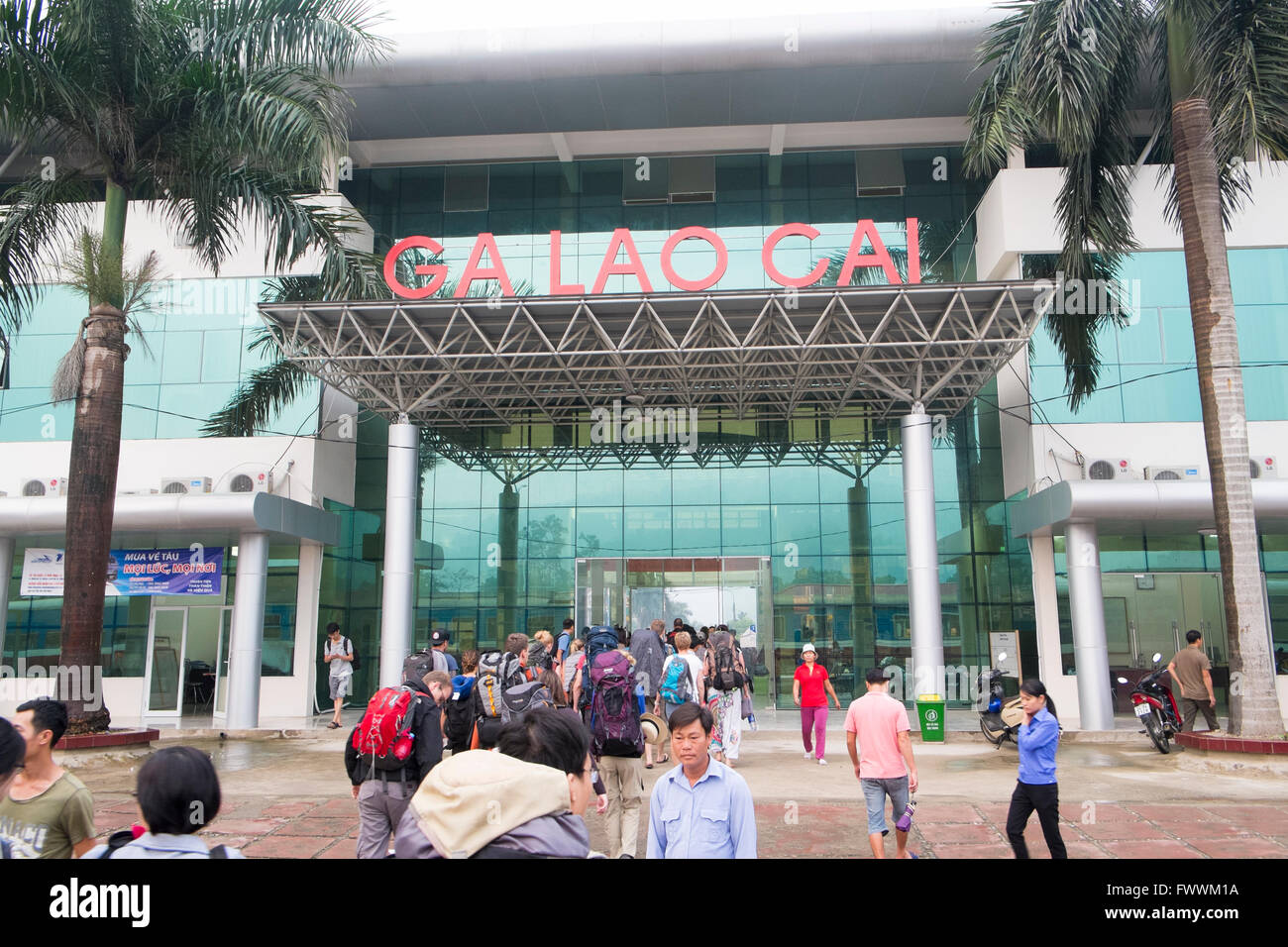 Lao Cai-Bahnhof, wo die Nacht Zug von Hanoi, kommt für die Besucher der Bergstadt Sapa, Nord-Vietnam Stockfoto