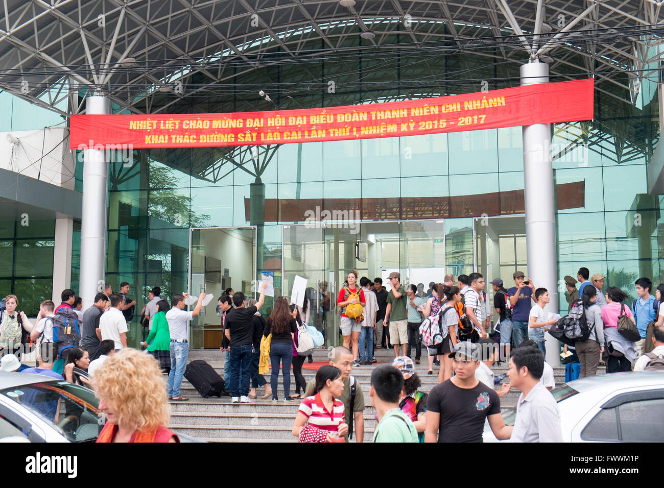 Lao Cai-Bahnhof, wo die Nacht Zug von Hanoi, kommt für die Besucher der Bergstadt Sapa, Nord-Vietnam Stockfoto