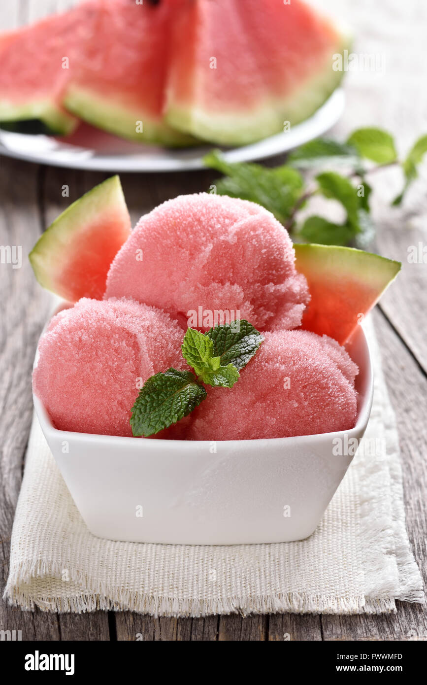 Wassermelone-Sorbet-Eis in Schüssel Stockfoto