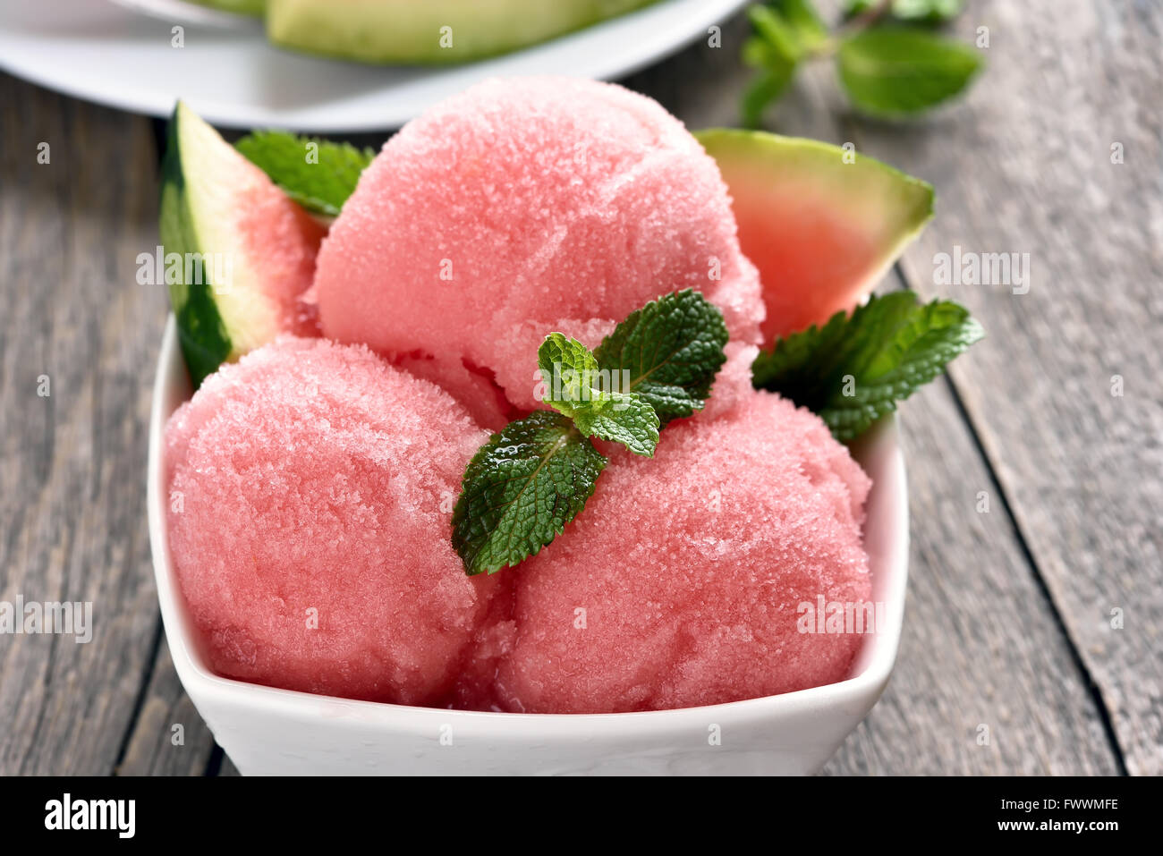 Wassermelone-Sorbet-Eis in Schüssel, Nahaufnahme Stockfoto