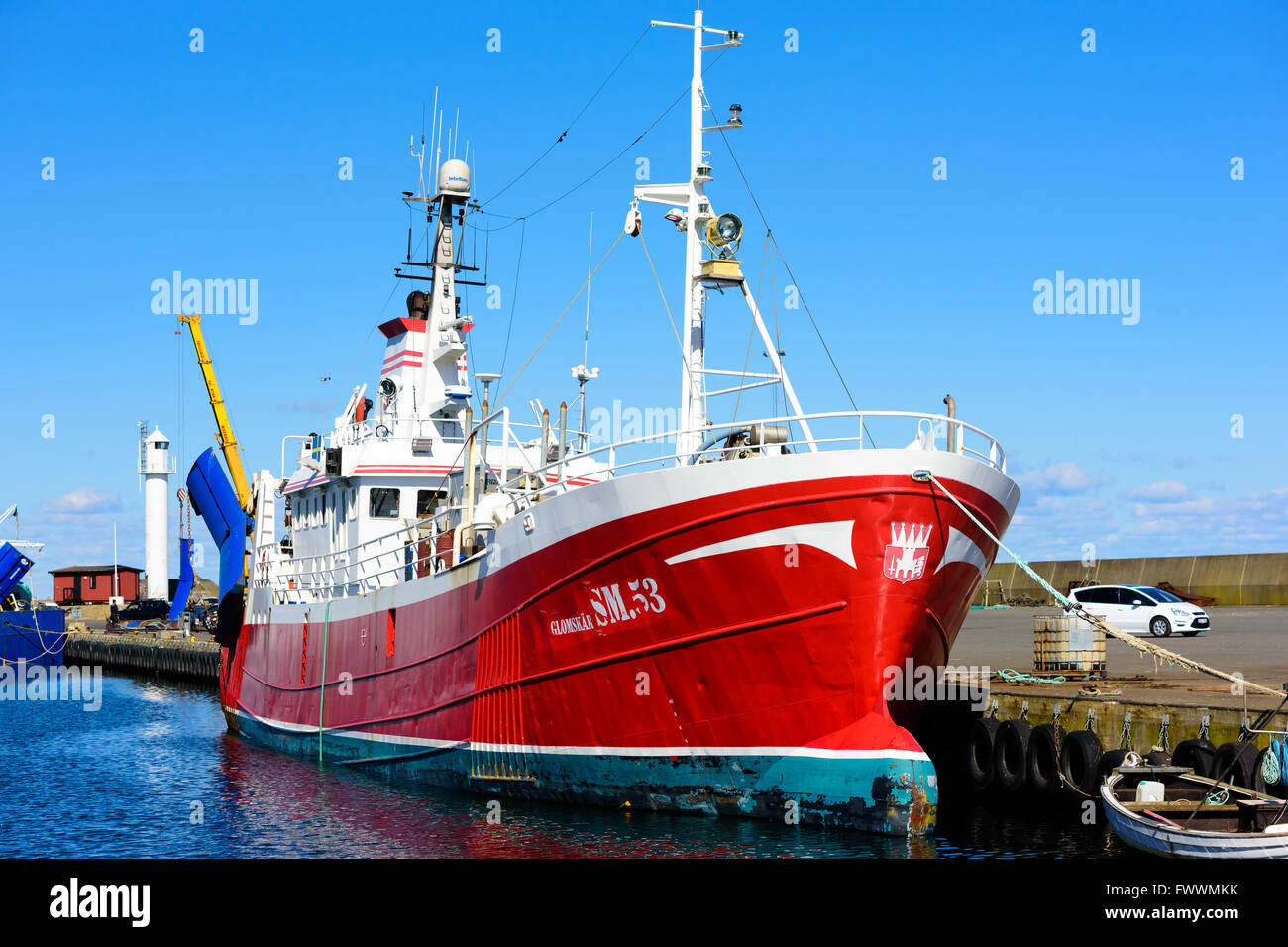 Simrishamn, Schweden - 1 April, 2016: ein rot-weißes Trawler Fischerboot aus den Stern gesehen, festgemacht an den Docks ein feiner Autolöscher Stockfoto