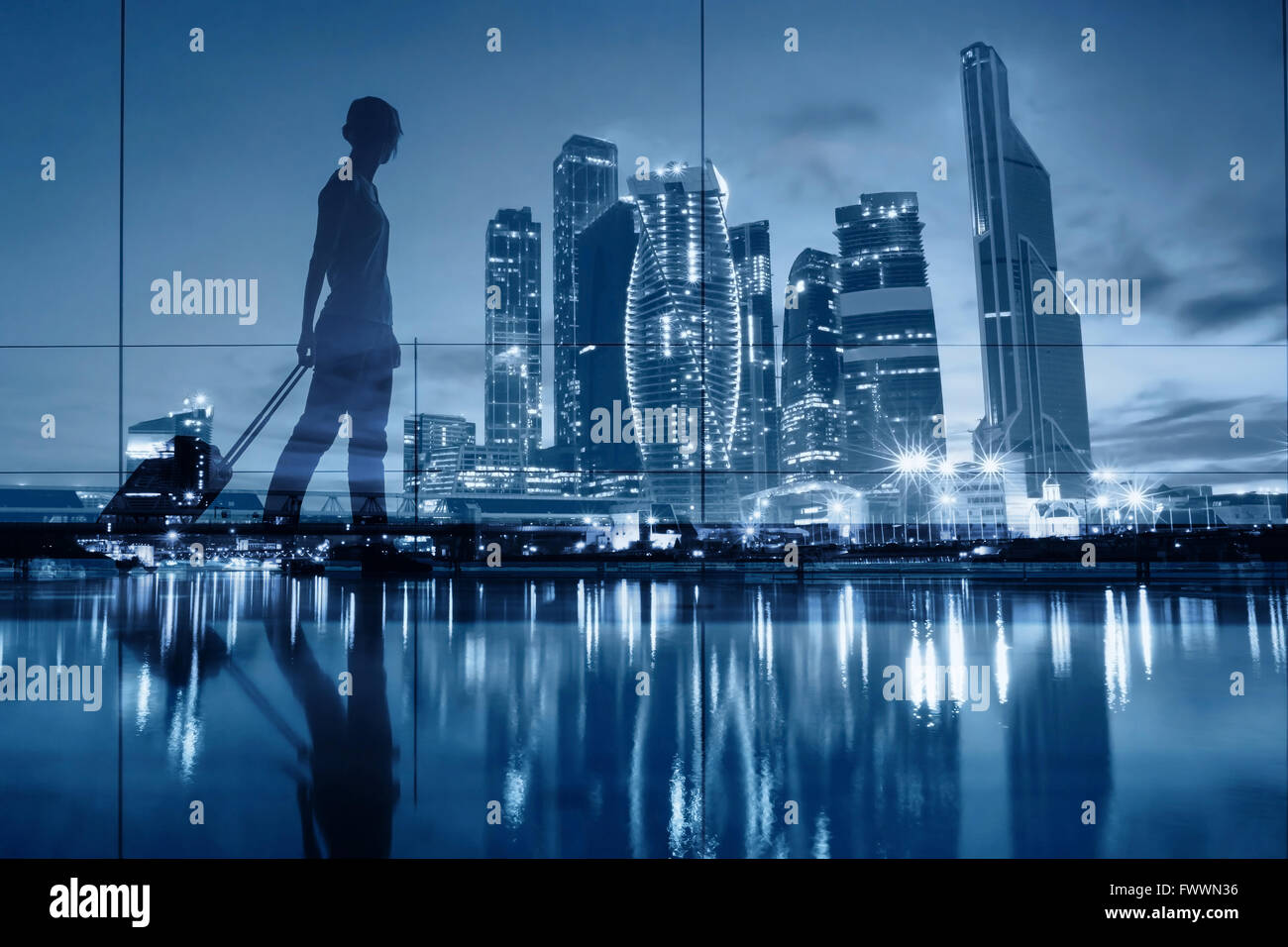 Reisen Sie-Konzept, Menschen am Flughafen, doppelte Belichtung blauen Hintergrund mit modernen skyline Stockfoto