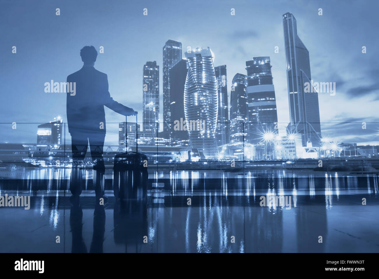 Geschäftsreisen, Doppelbelichtung Passagier wartet im Flughafen und moderne skyline Stockfoto