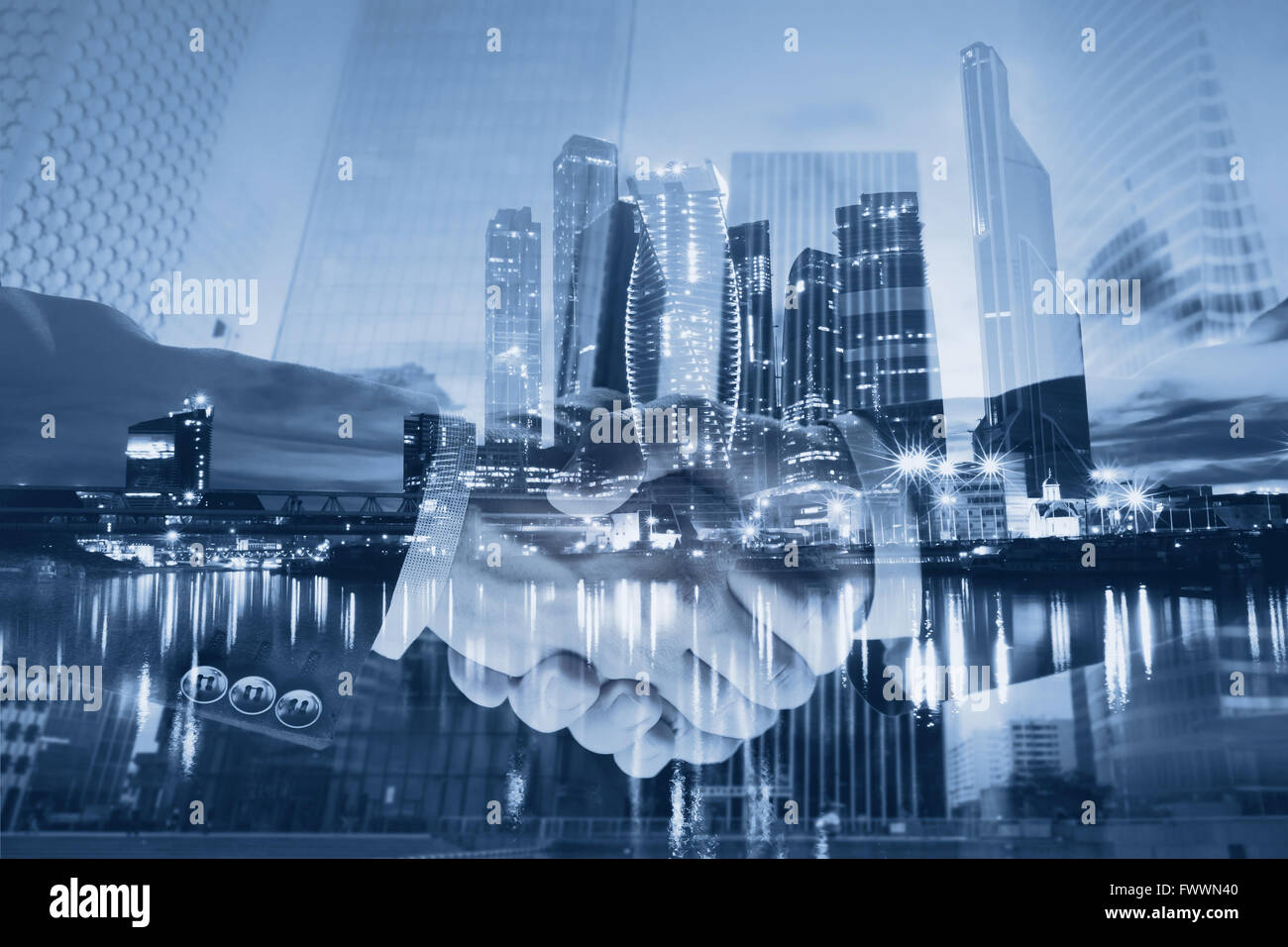 Handshake Doppelbelichtung, Deal und Zusammenarbeit Geschäftskonzept, Skyline der modernen Stadt Stockfoto