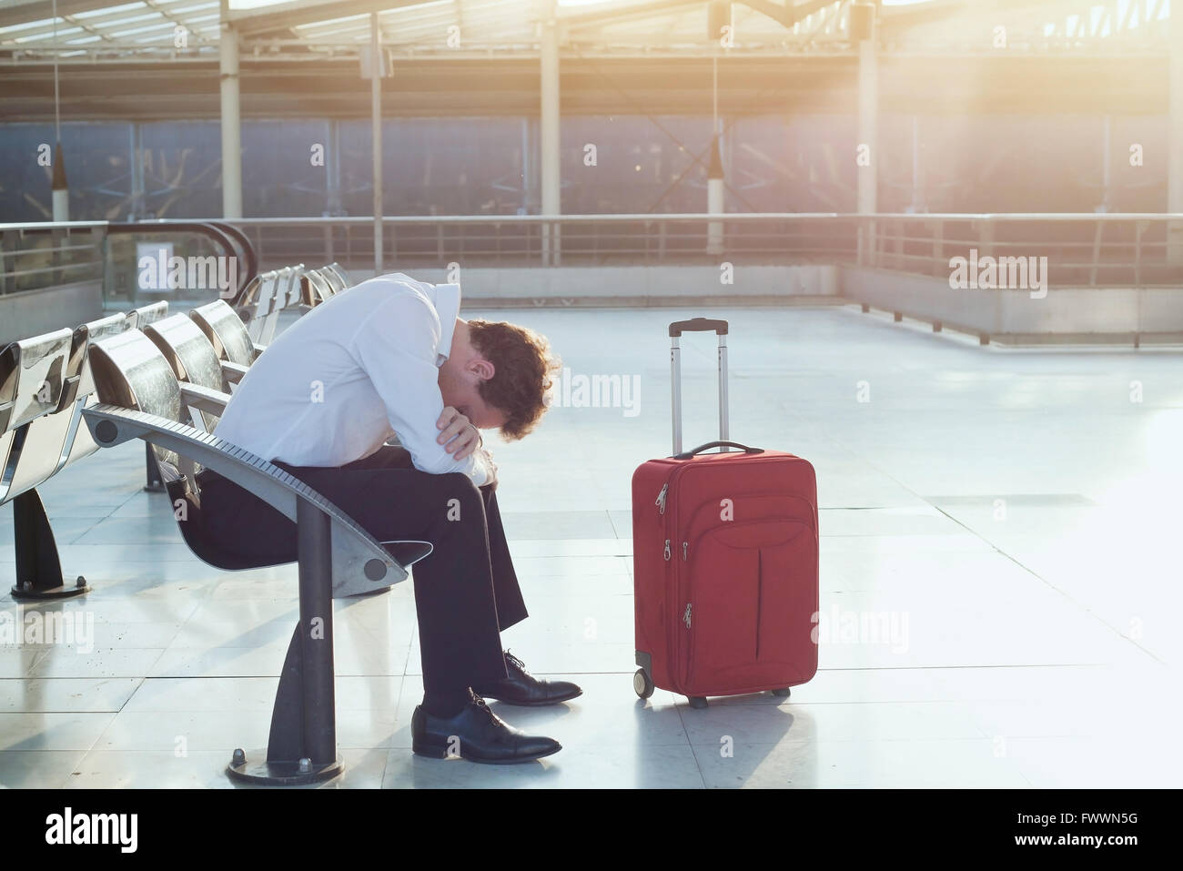 Problem mit dem Transport, Verspätung des Fluges, deprimiert Pendler mit seinem Gepäck Stockfoto
