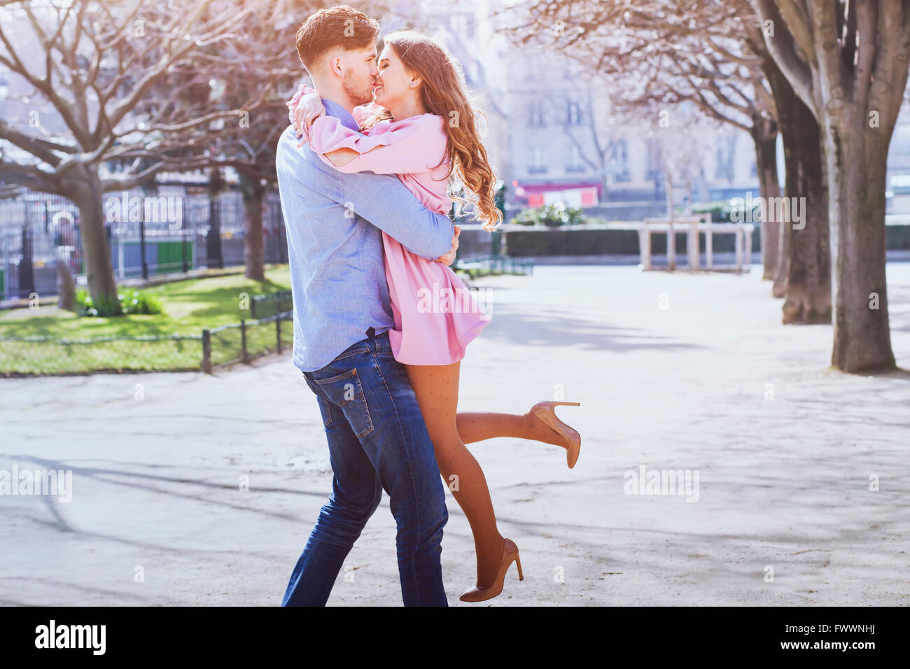 Glückliche Junge Schöne Paar Küssen Und Lächelnd Im Freien Stockfotografie Alamy