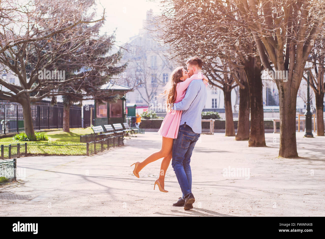 Dating, fröhliches junges Mädchen umarmt ihr Freund Stockfoto