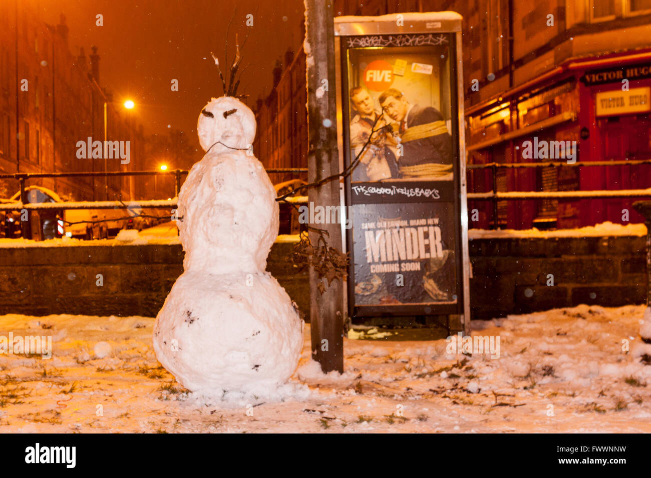 Ein Schneemann finden Sie neben Telefonzelle in Edinburgh Wiesen. Fotos von Pako Mera Stockfoto