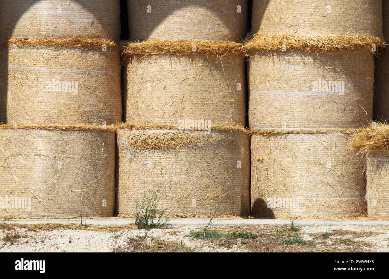 Runde Heuballen in der Scheune Stockfoto