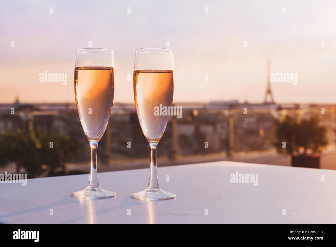 zwei Gläser Champagner im Restaurant auf der Dachterrasse mit Blick auf Eiffelturm und Paris Skyline, Luxus-romantische Dinner für paar Stockfoto