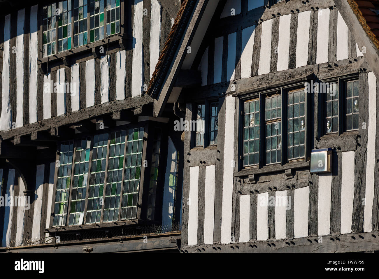 Mittelalterbau England, Fensterdetails eines typischen mittelalterlichen Fachwerkgebäudes im Zentrum von Stratford Upon Avon, England, Großbritannien. Stockfoto
